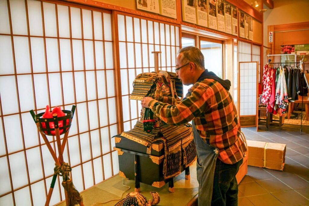 五月人形の飾りつけ