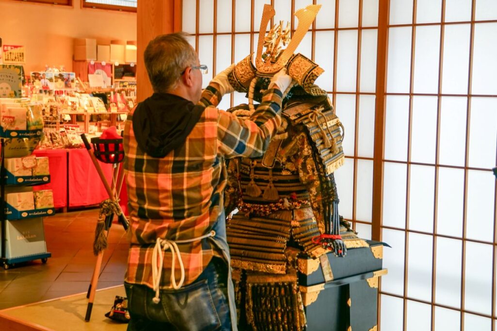 五月人形の飾りつけ