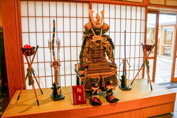 五月人形の飾りつけ