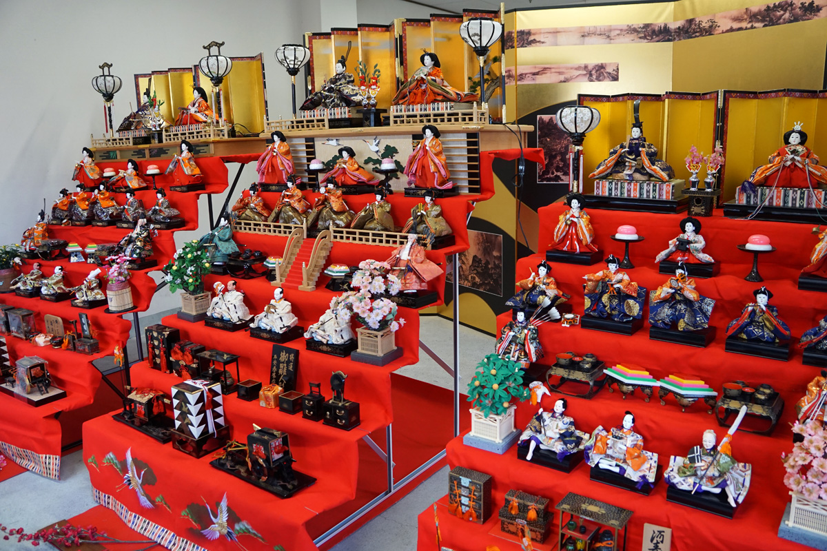 門前ひな散歩のおひなさま